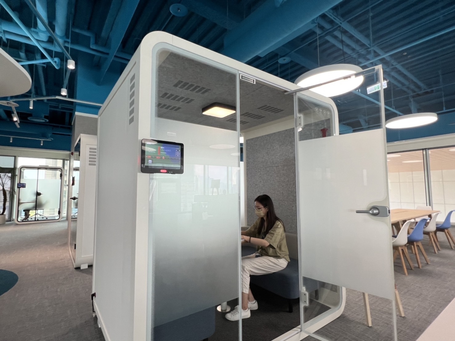 球速体育高雄據點的智慧行動辦公艙，展現球速体育在面板以外的研發應用軟實力